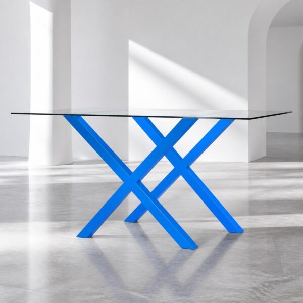 Tavolo X IVARZA in acciaio blu con piano in vetro in un interno minimal