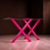 Tavolo X IVARZA in acciaio rosa fucsia con piano in vetro